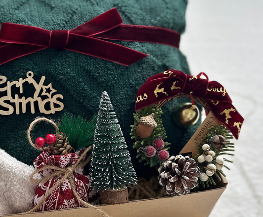 Elegant Noël Christmas Gift Basket for Her – Cozy Blanket, Fuzzy Socks & Festive Décor Basketful Gifts