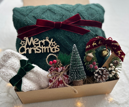 Elegant Noël Christmas Gift Basket for Her – Cozy Blanket, Fuzzy Socks & Festive Décor Basketful Gifts